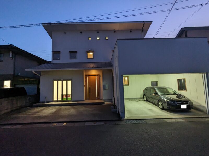 玉野市長尾の一戸建て　外観写真（5LDKS+ロフト、電動シャッター付き車庫）